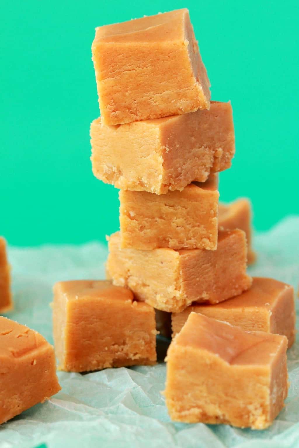 Fudge au beurre d'arachide végétalien dans une pile.