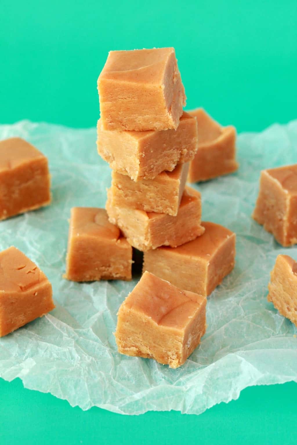 Des carrés de fudge au beurre d'arachide végétalien empilés les uns sur les autres.