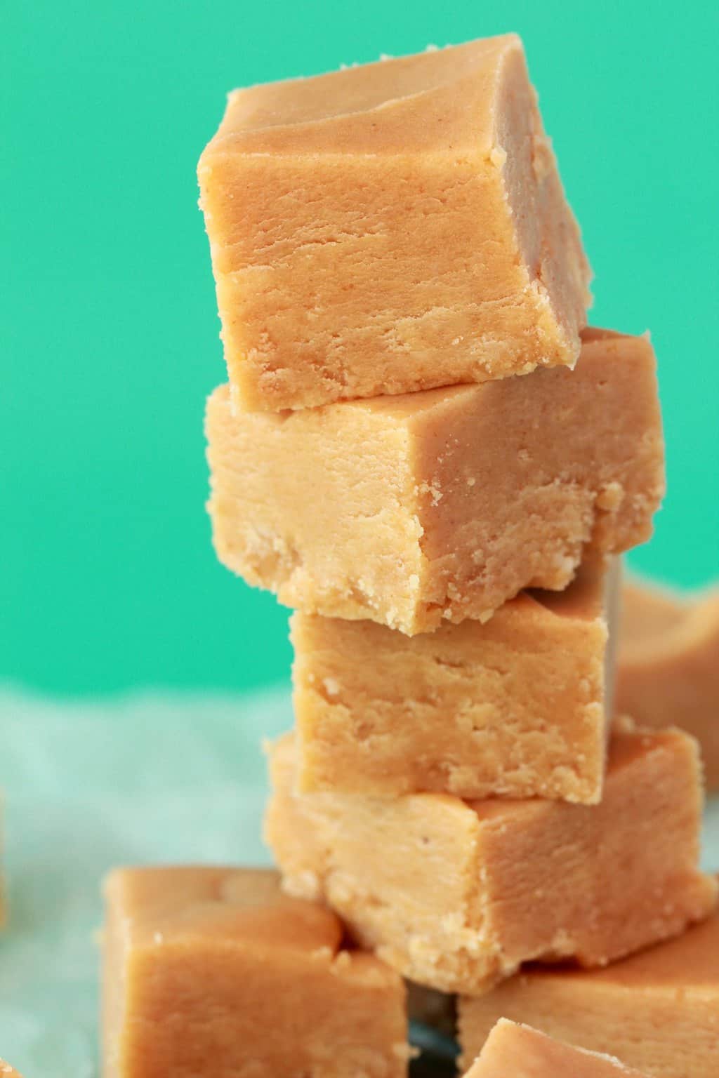 Fudge au beurre d'arachide végétalien dans une pile.