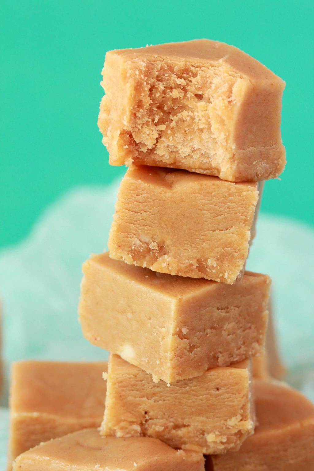 Fudge au beurre d'arachide dans une pile une bouchée prise sur le carré supérieur.