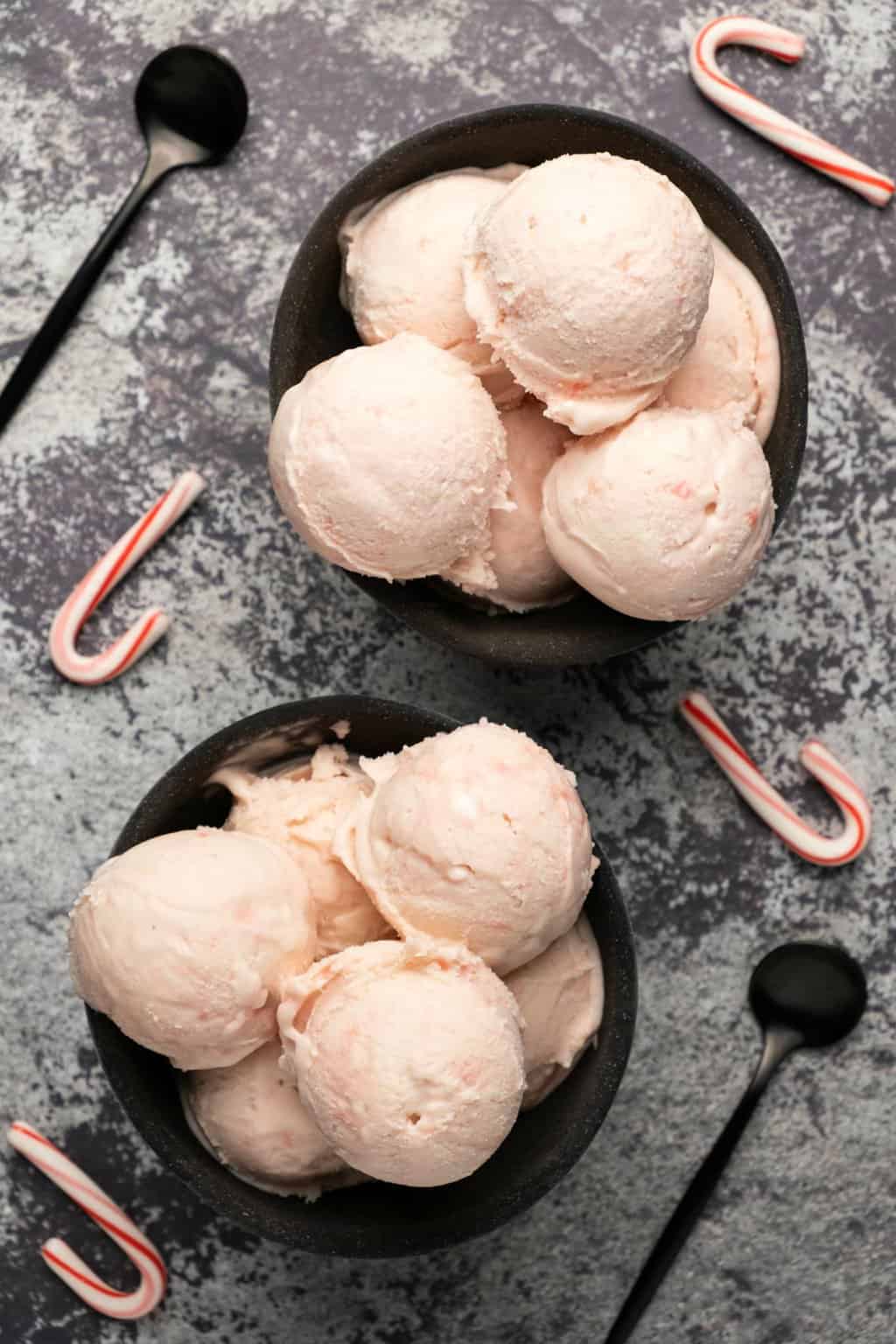 Glace végétalienne à la menthe poivrée dans des bols noirs. 