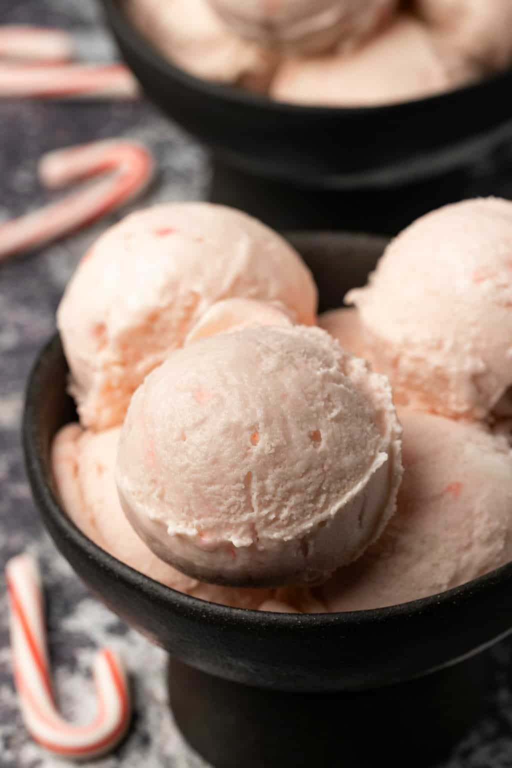 Glace végétalienne à la menthe poivrée dans des bols noirs. 