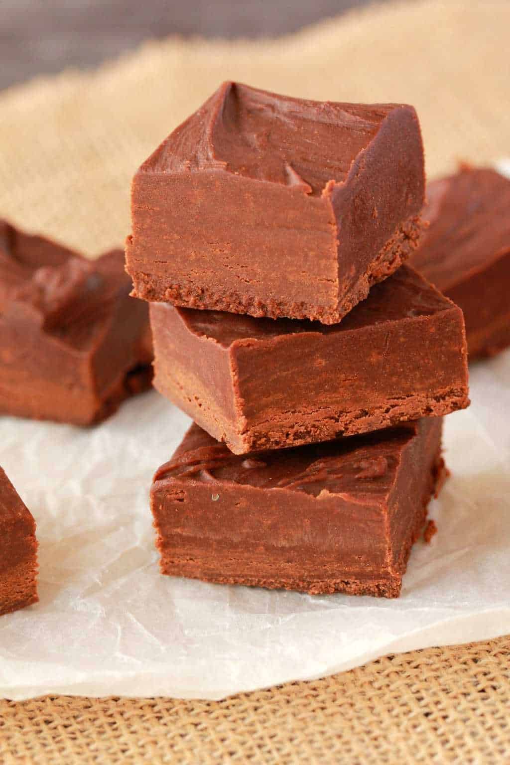 Fudge végétalien empilé. 