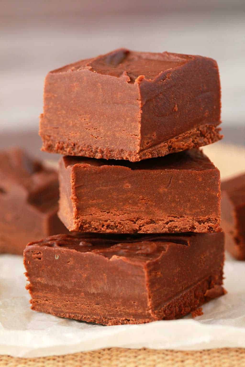Fudge végétalien dans une pile. 