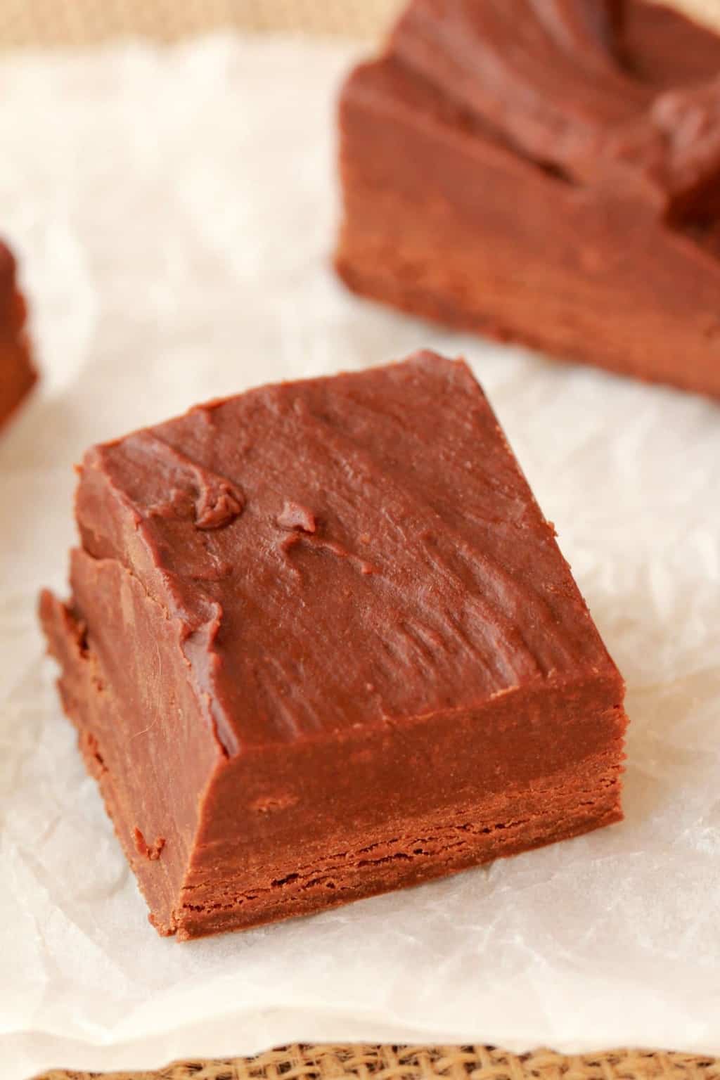 Fudge végétalien sur papier parchemin. 