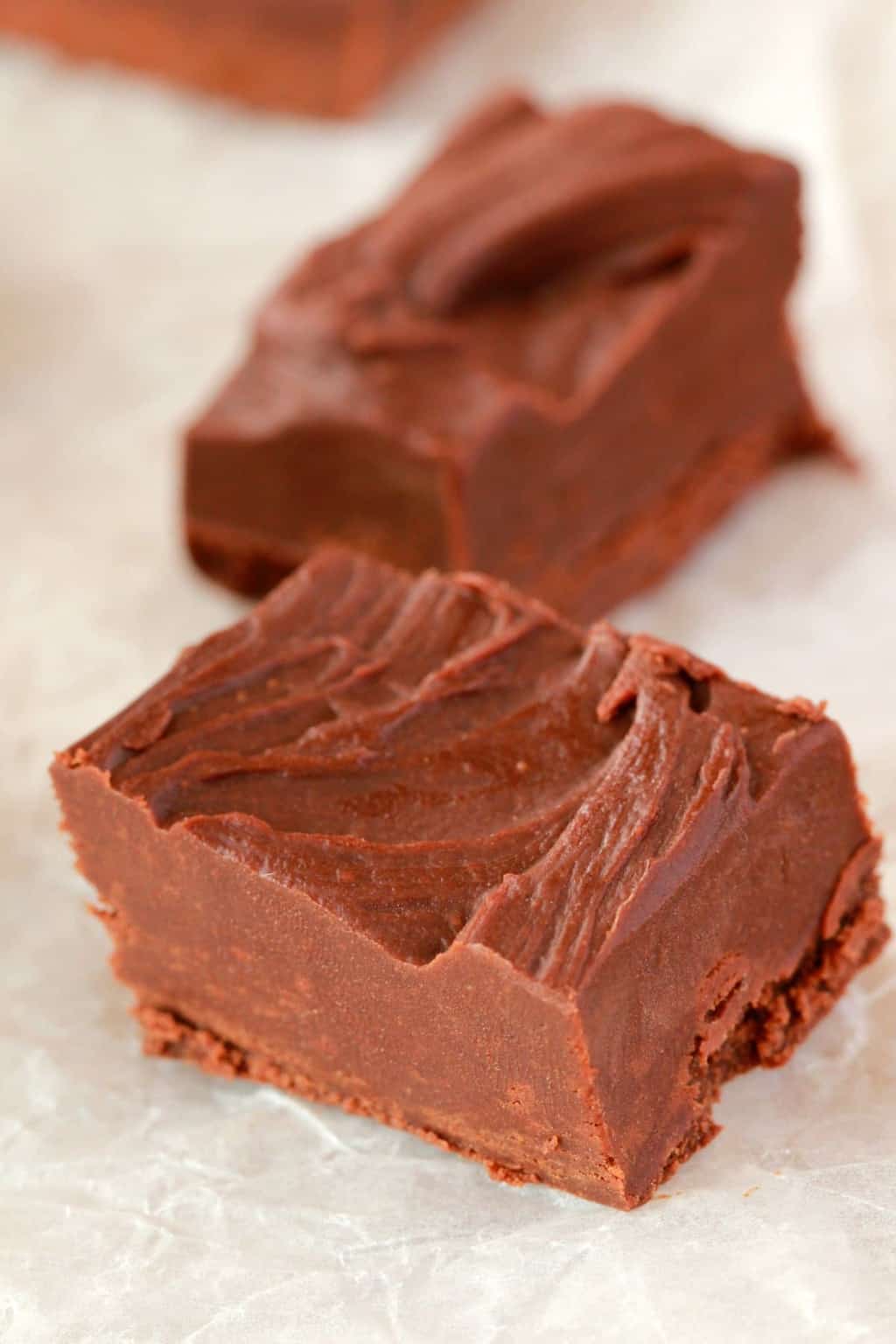 Fudge vegan à 3 ingrédients sur papier parchemin. 