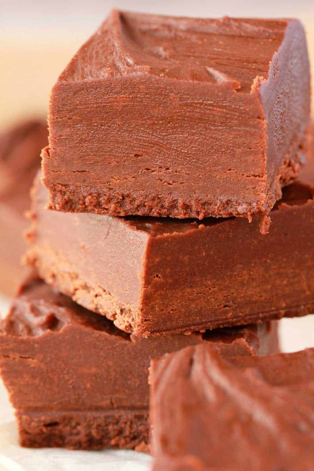 Fudge végétalien empilé sur du papier sulfurisé. 