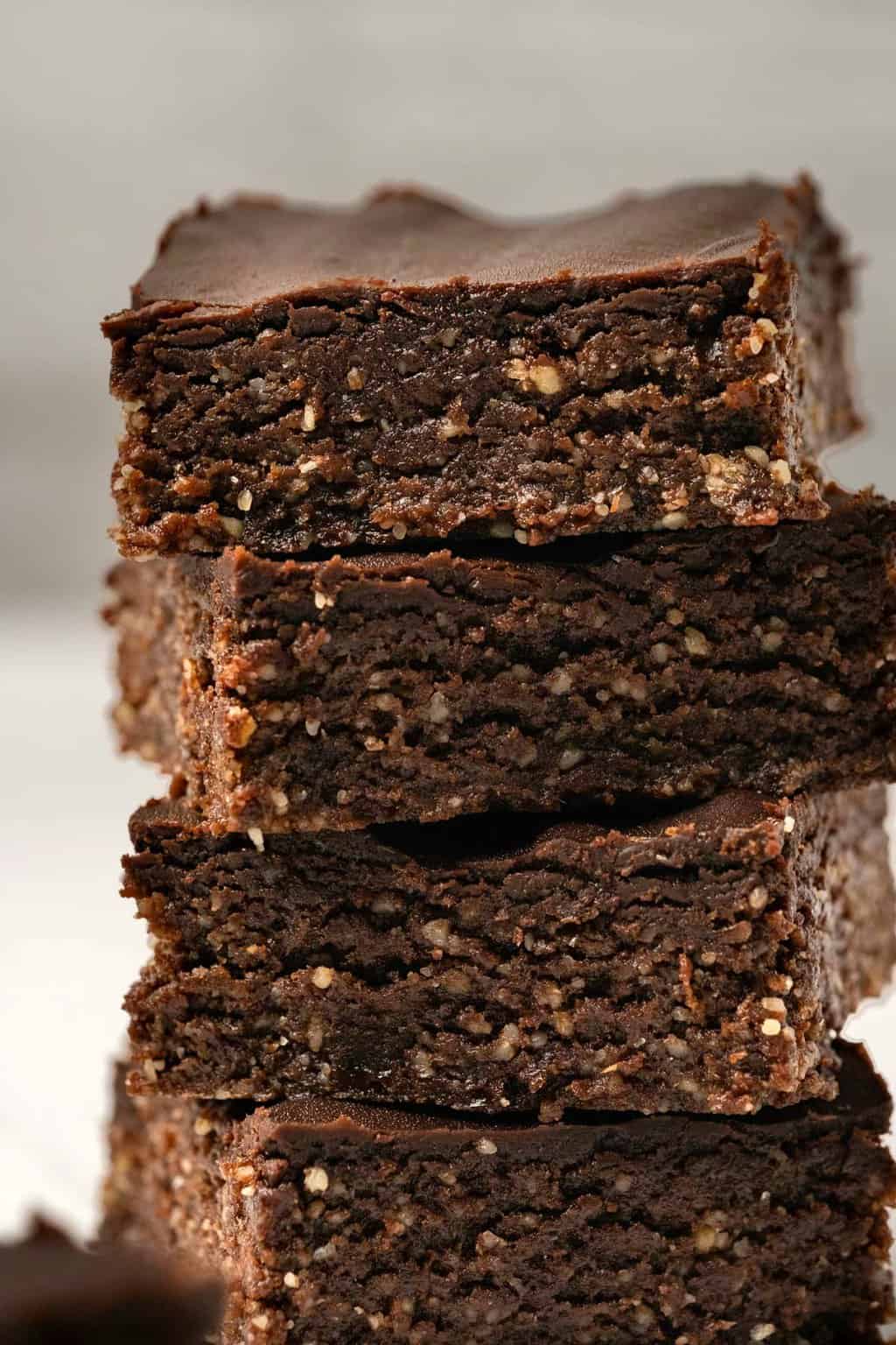 Brownies végétaliens crus dans une pile.