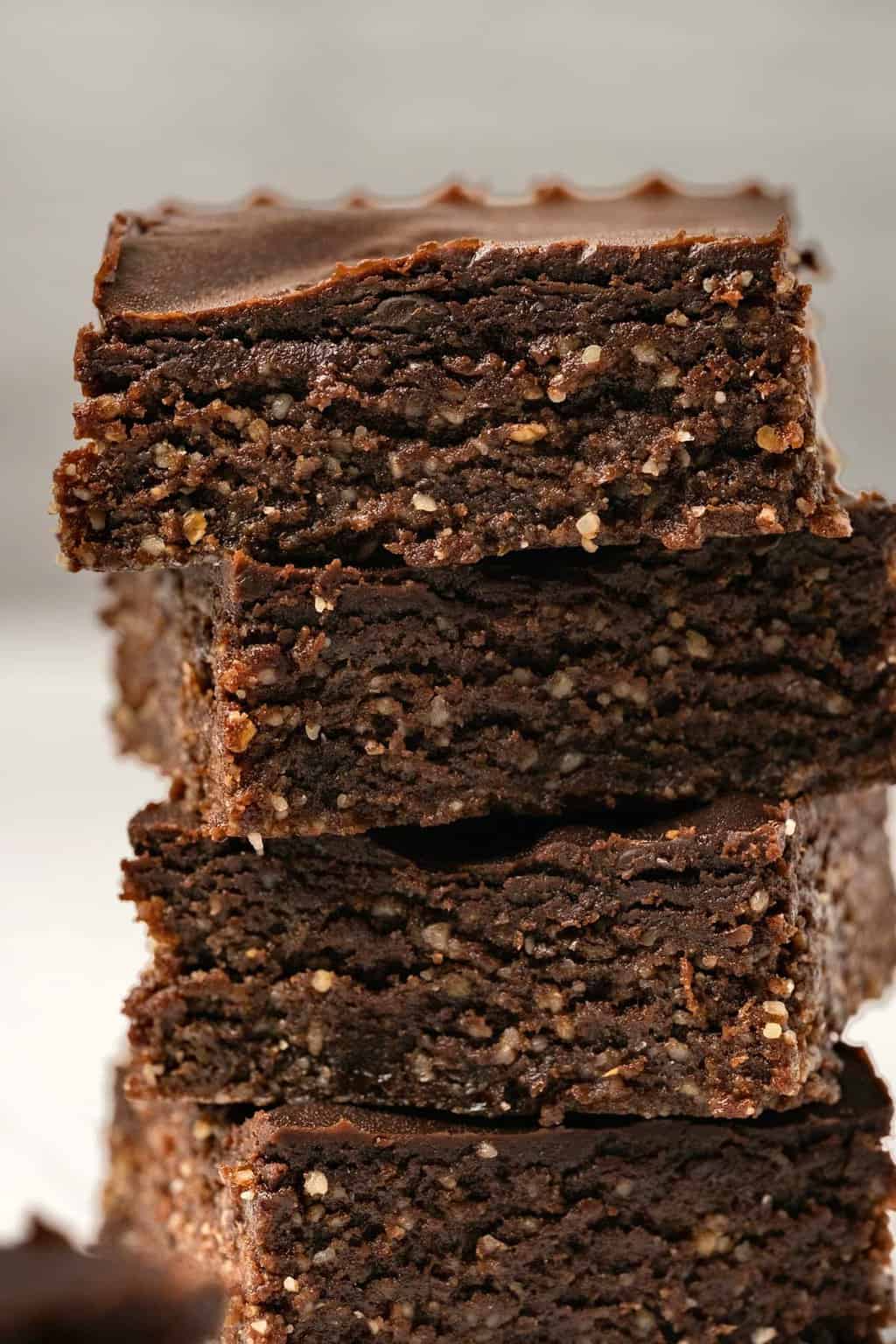 Pile de quatre brownies végétaliens.