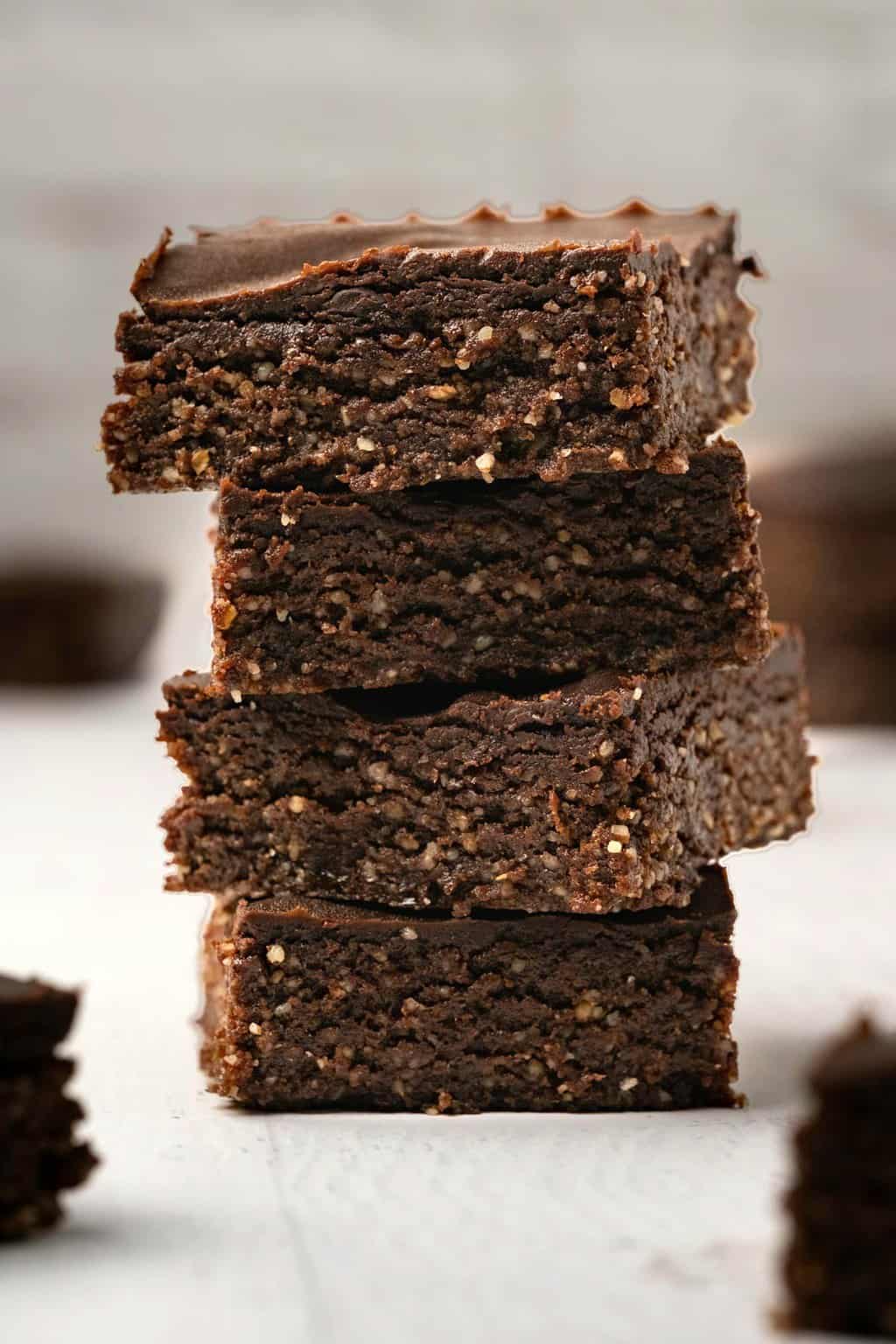 Brownies végétaliens crus empilés les uns sur les autres.