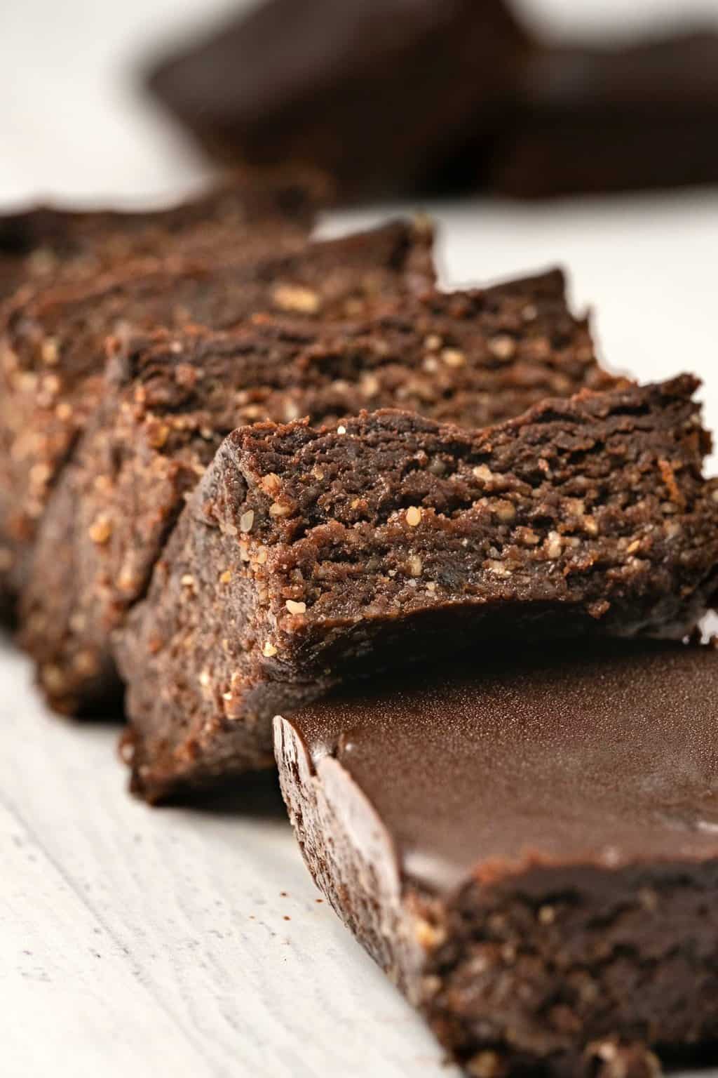 Une rangée de brownies végétaliens crus.