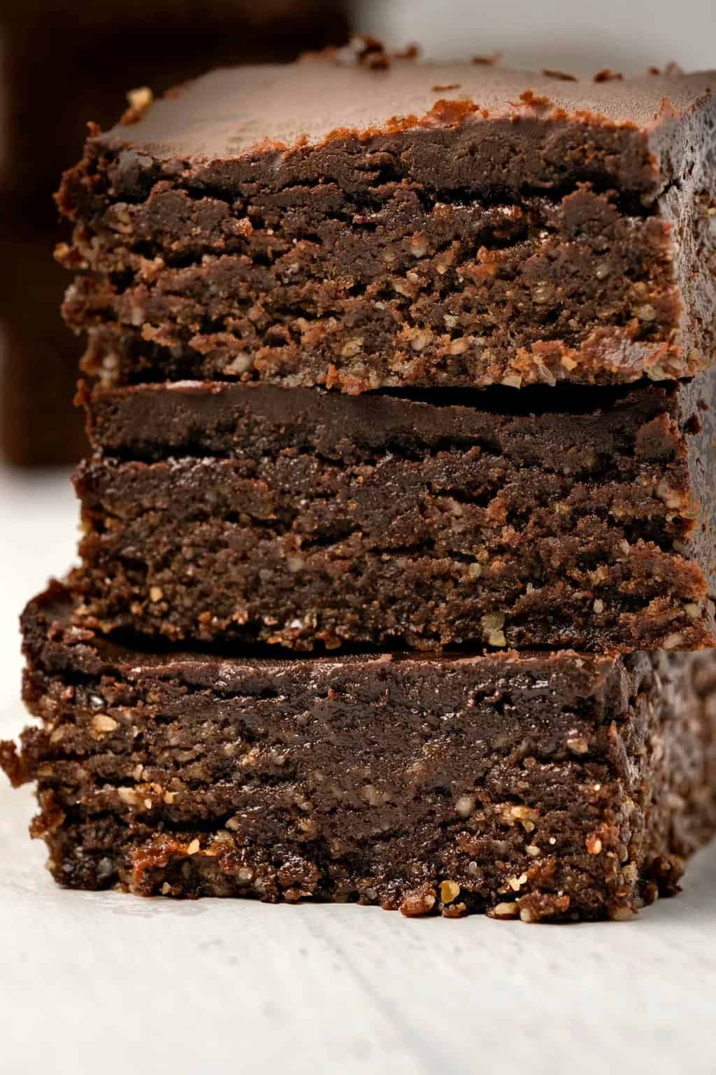 Pile de brownies végétaliens crus.