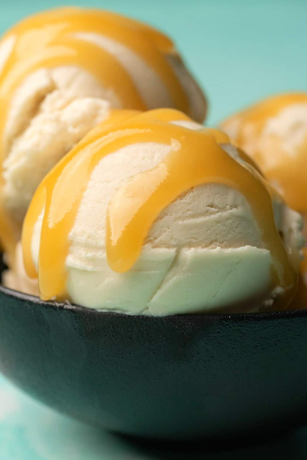 Sauce végétalienne au caramel arrosée de glace à la vanille.