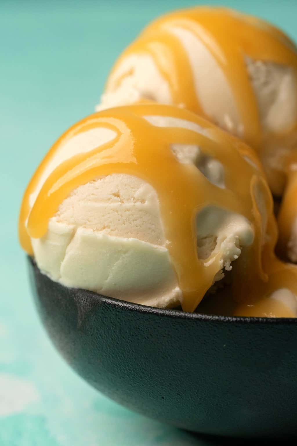 Sauce végétalienne au caramel arrosée de boules de glace à la vanille.