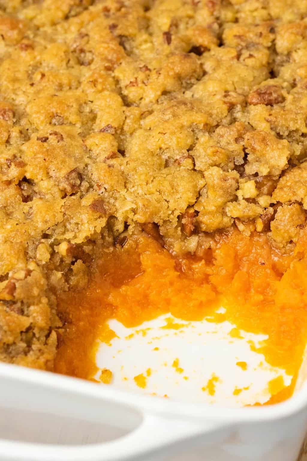 Casserole de patates douces végétaliennes dans un plat blanc.