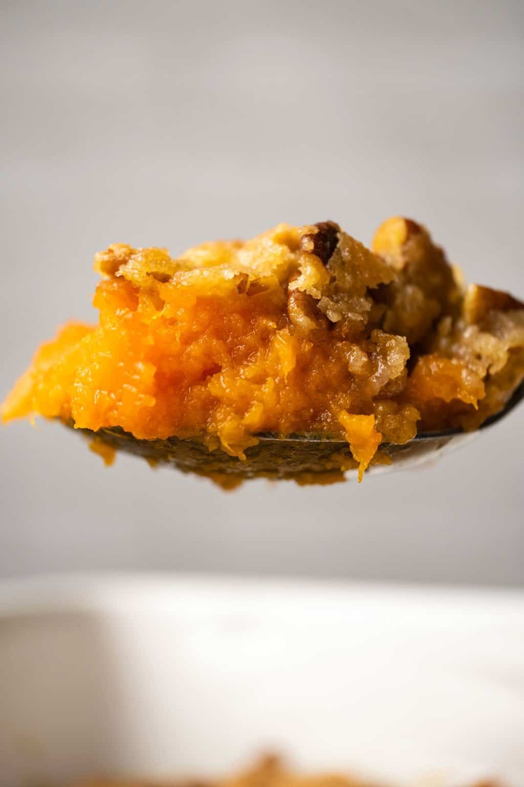 Cuillerée de cocotte végétalienne aux patates douces.