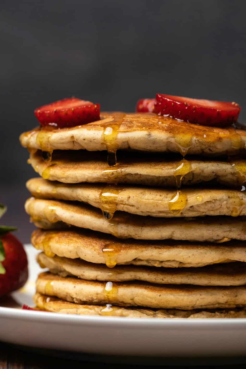 Crêpes protéinées végétaliennes arrosées de sirop et garnies de fraises.