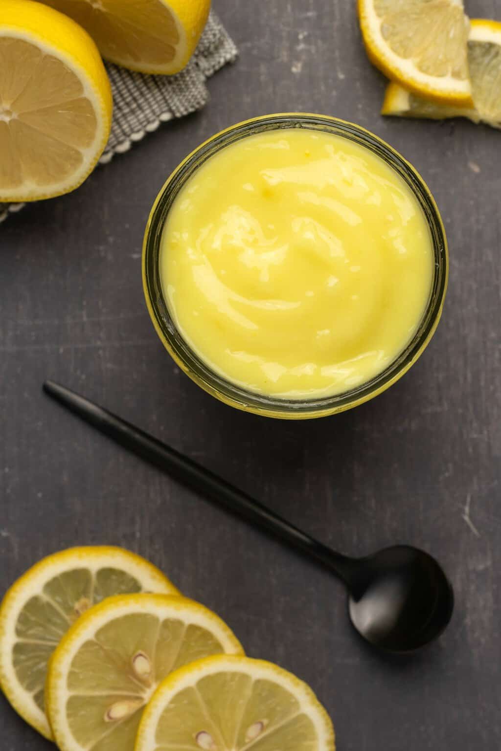 Caillé de citron végétalien dans un bocal en verre. 