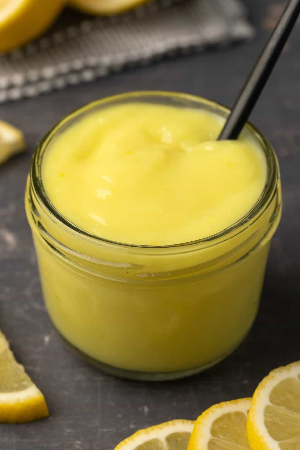 Caillé de citron végétalien dans un bocal en verre avec une cuillère. 
