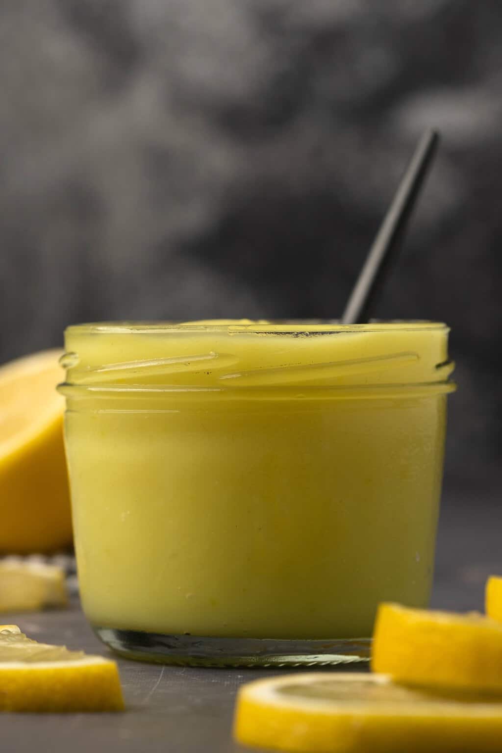 Caillé de citron végétalien dans un bocal en verre avec une cuillère. 