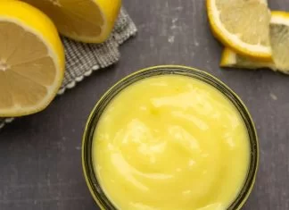 Vegan Lemon Curd – Loving It Vegan Caillé de citron végétalien dans un bocal en verre.