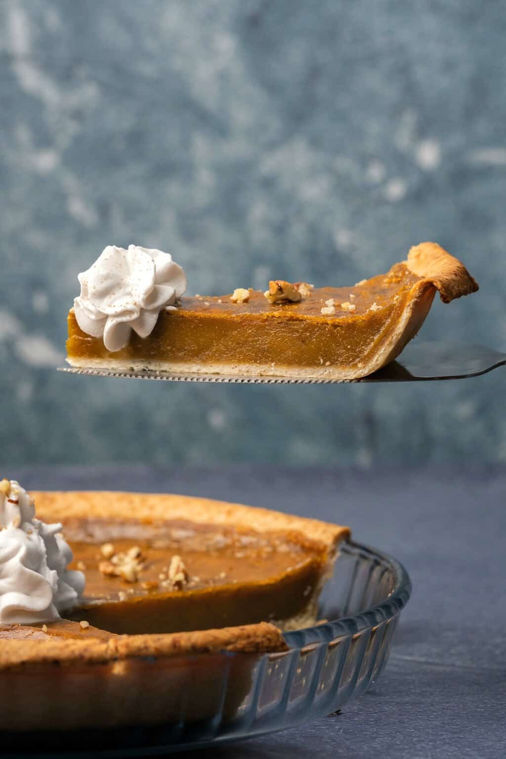 Une tranche de tarte aux patates douces végétaliennes sur un gâteau.