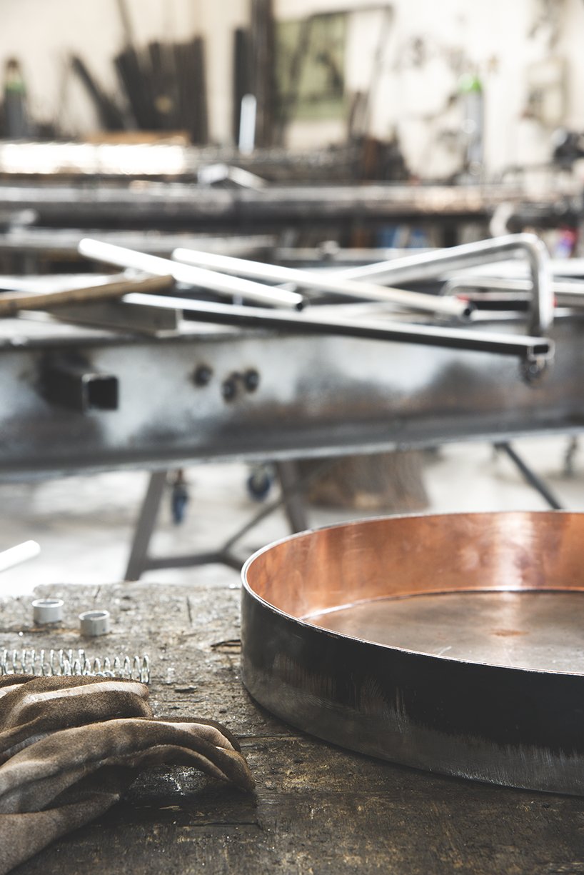 Le `` plateau de fuite '' d'Aldo Deli fonctionne comme une balance pour faire disparaître les objets DesignBoom