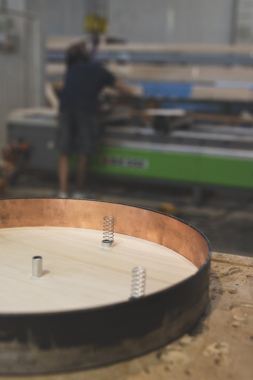 Le `` plateau de fuite '' d'Aldo Deli fonctionne comme une balance pour faire disparaître les objets DesignBoom