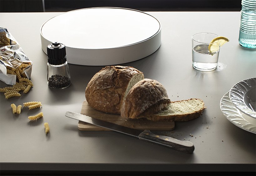Le `` plateau de fuite '' d'Aldo Deli fonctionne comme une balance pour faire disparaître les objets DesignBoom