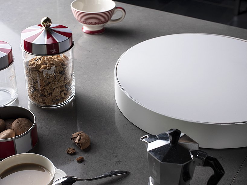 Le `` plateau de fuite '' d'Aldo Deli fonctionne comme une balance pour faire disparaître les objets DesignBoom