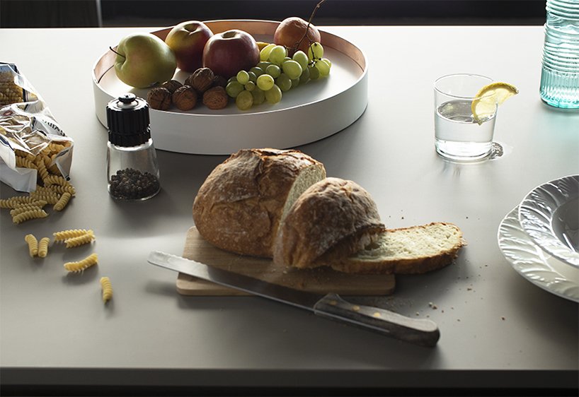 Le `` plateau de fuite '' d'Aldo Deli fonctionne comme une balance pour faire disparaître les objets DesignBoom