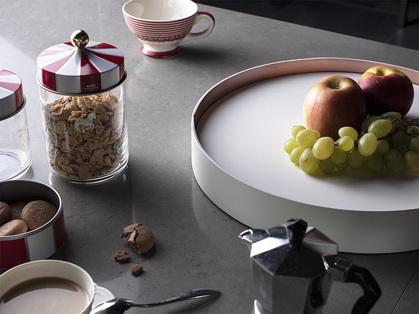 Le `` plateau de fuite '' d'Aldo Deli fonctionne comme une balance pour faire disparaître les objets DesignBoom
