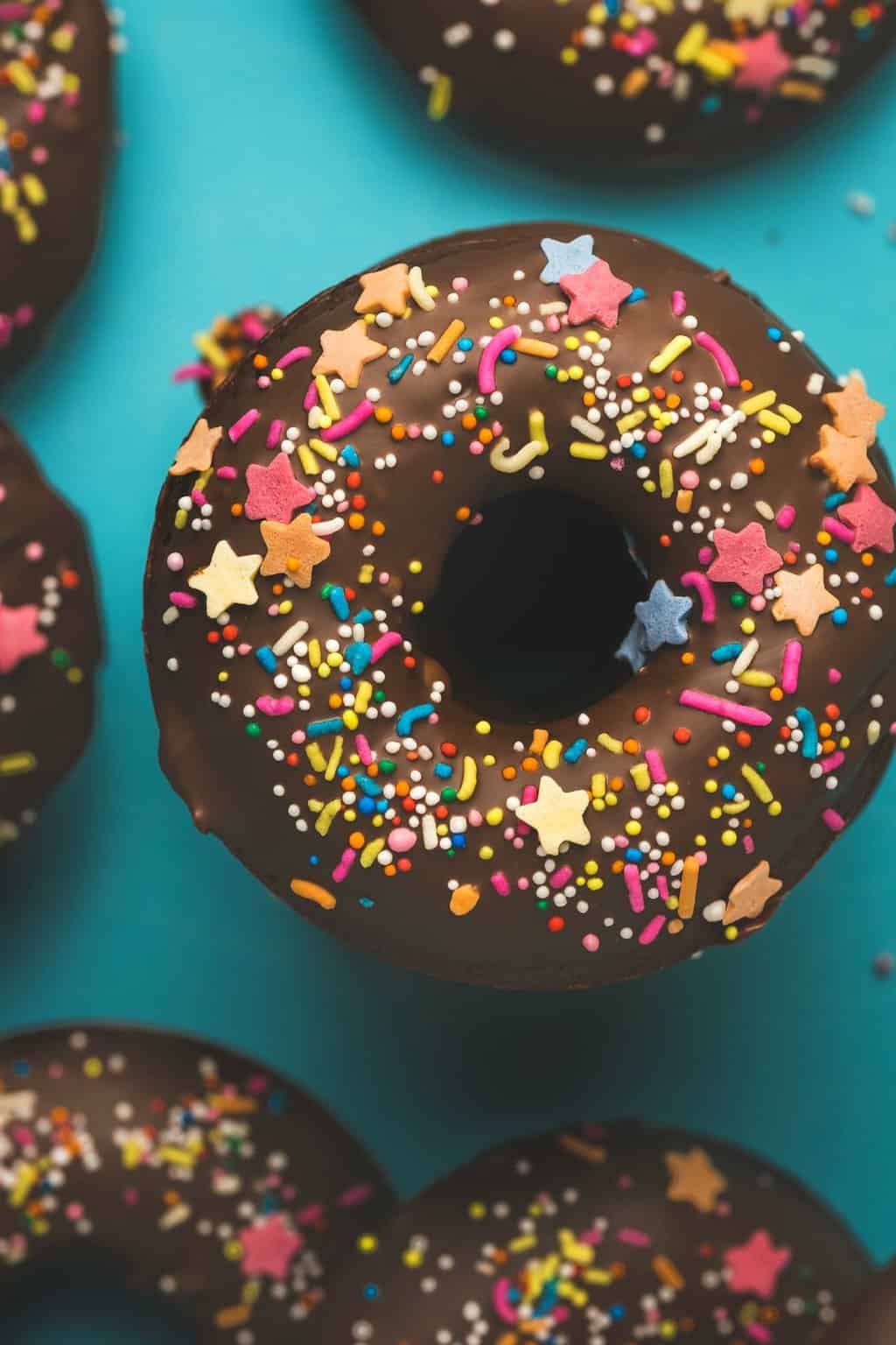 Beignets au chocolat végétalien garni de paillettes. 