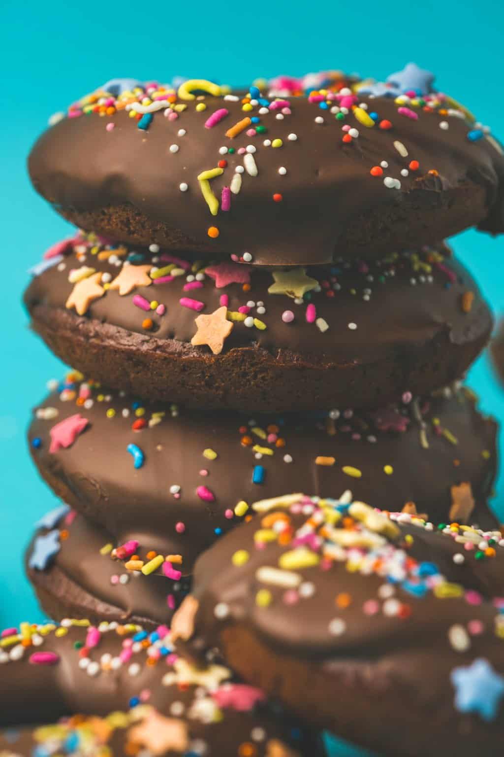 Beignets au chocolat végétalien dans une pile. 