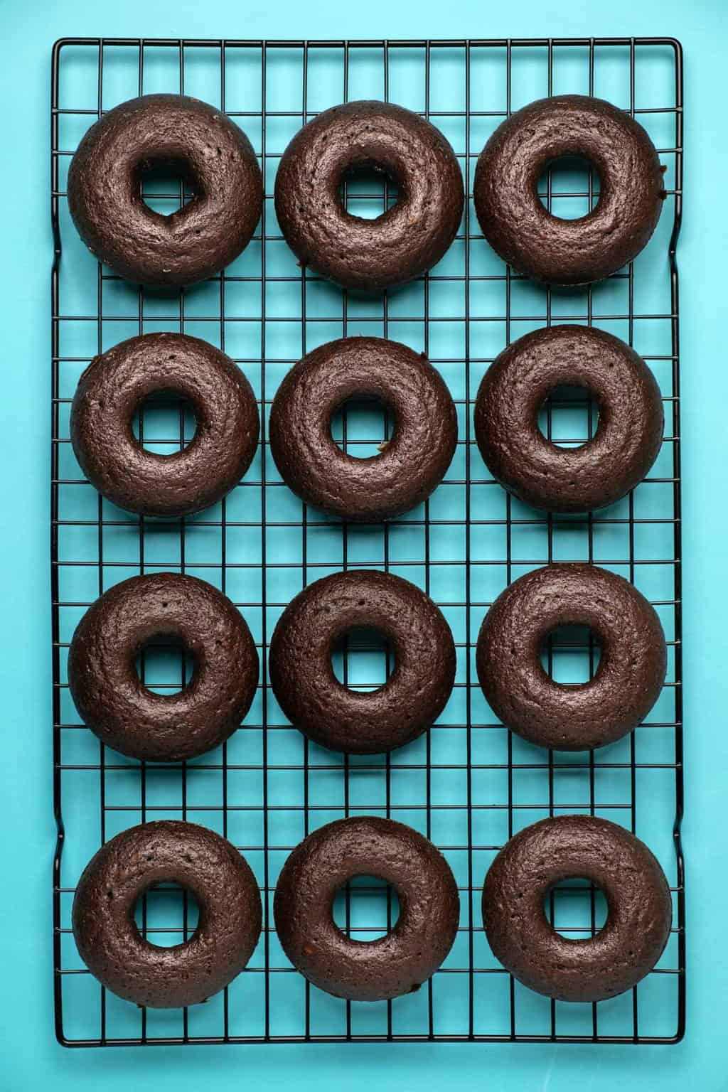 Beignets au chocolat végétalien sur une grille de refroidissement. 
