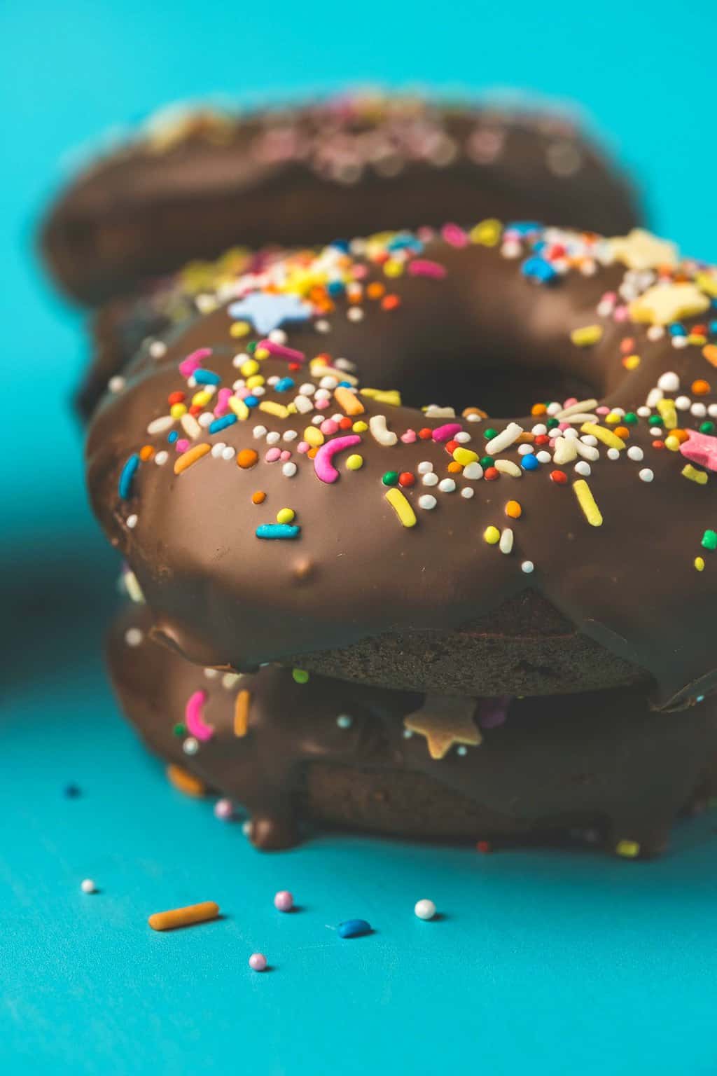 Beignets au chocolat végétalien garni de paillettes. 