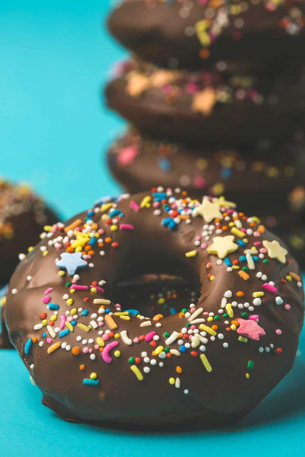 Beignets au chocolat végétalien garni de chocolat et de paillettes. 