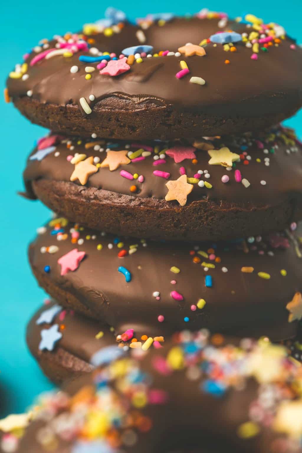 Beignets au chocolat végétalien garni de chocolat et arrose en pile. 