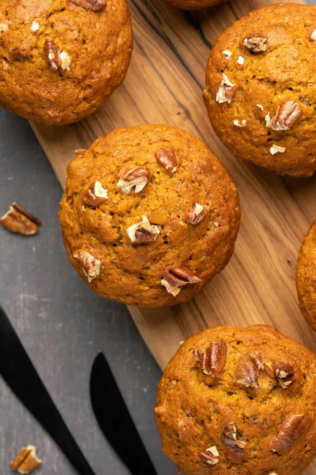 Muffins citrouilles végétaliens sur une planche de bois. 