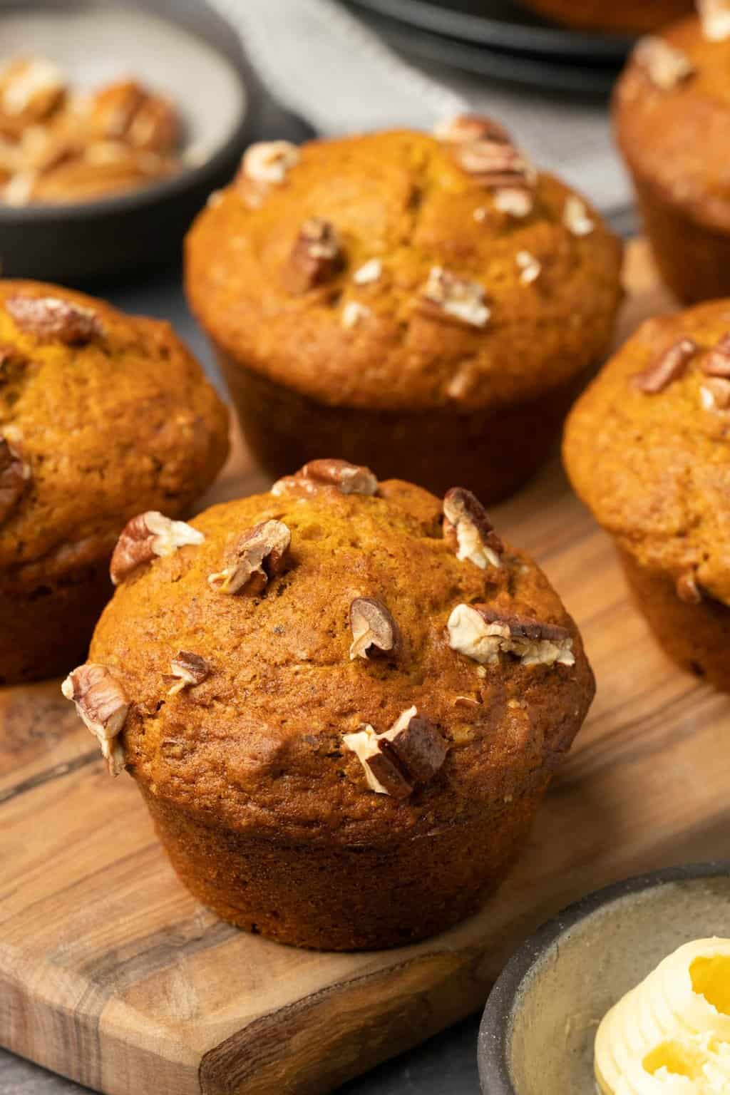 Muffins à la citrouille garnis de pacanes hachées. 