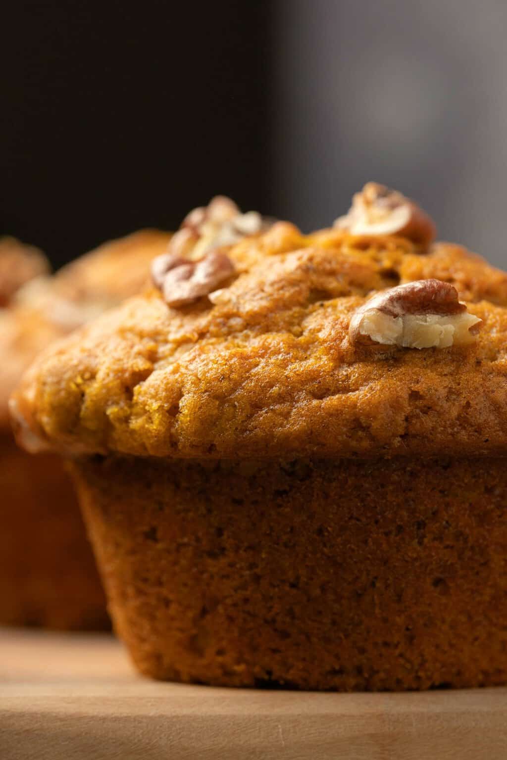 Muffin citrouille végétalien sur une planche de bois. 
