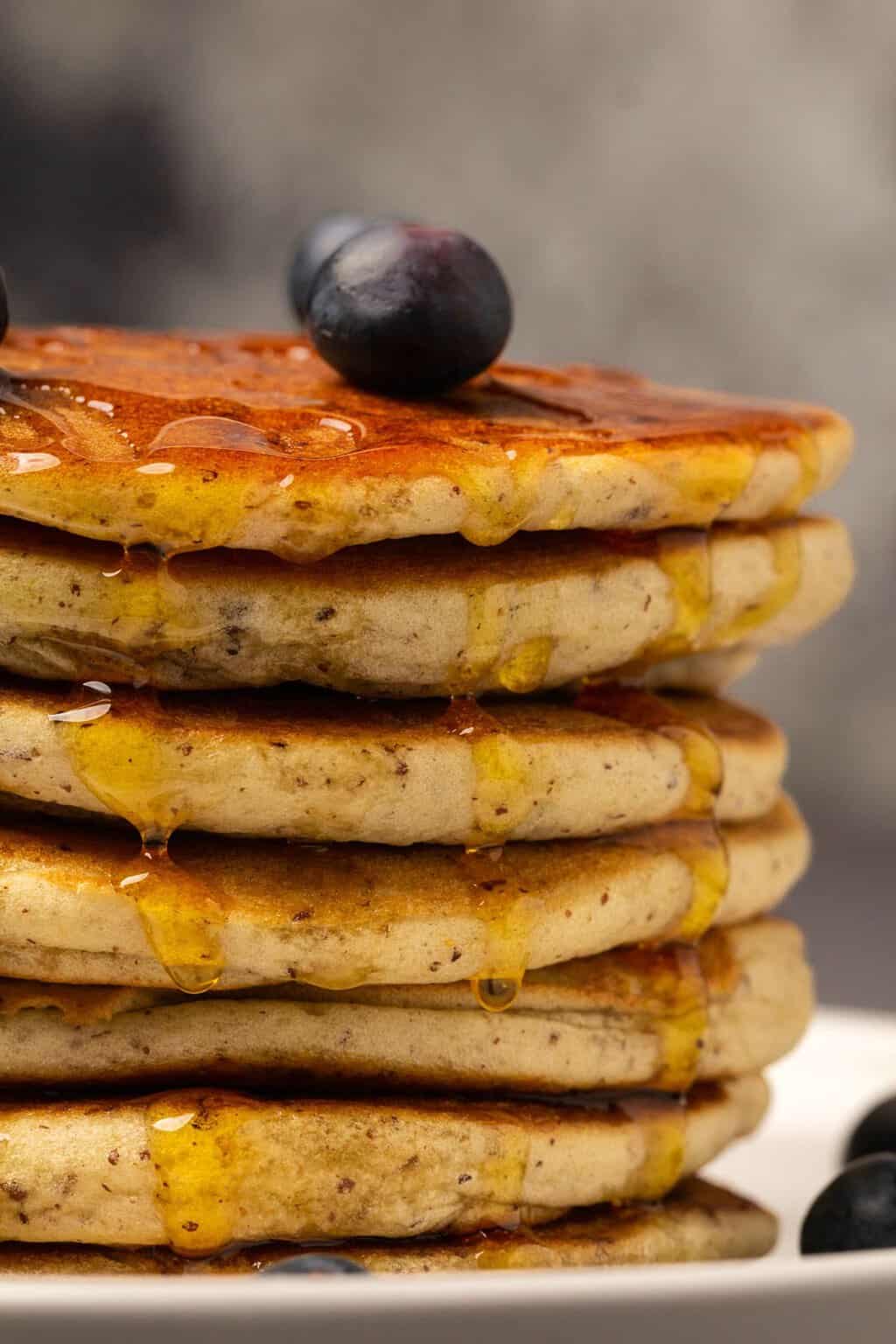 Crêpes végétaliennes sans gluten garnies de sirop et de bleuets frais. 