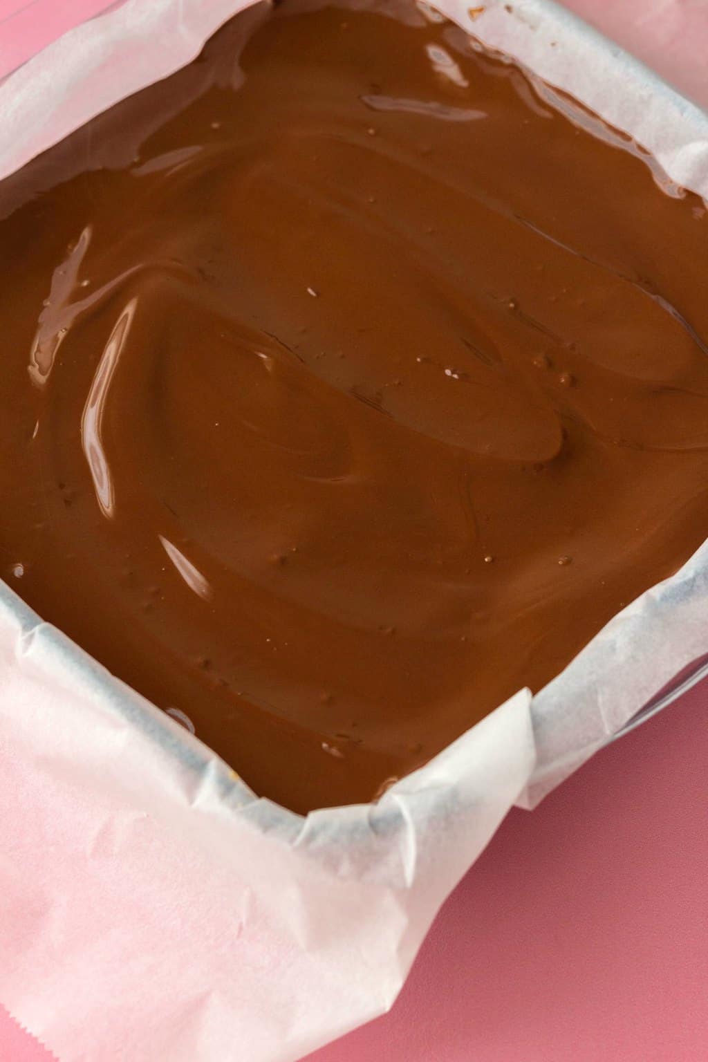 Garniture au chocolat pour barres de beurre d'arachide végétaliennes.