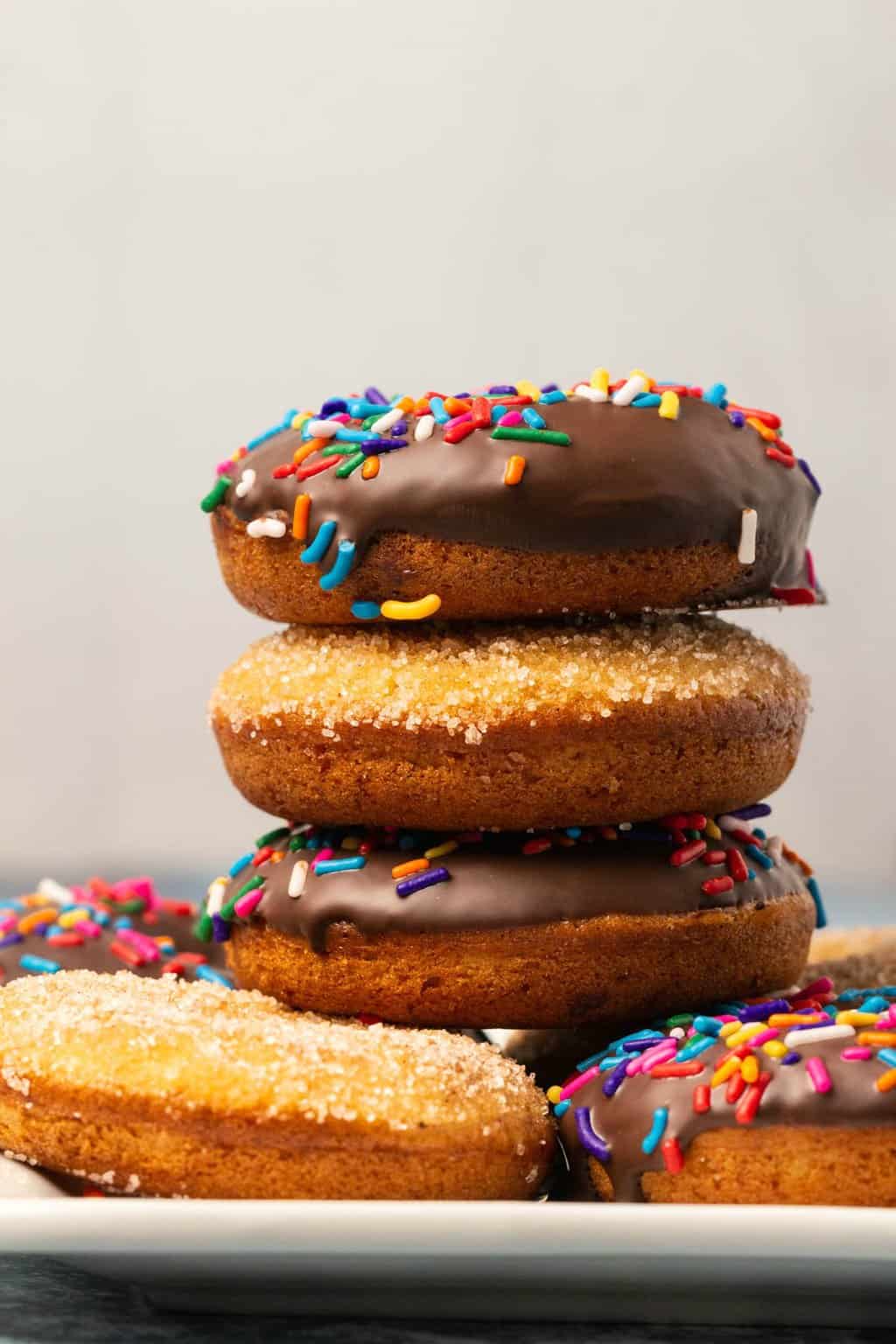 Beignets végétaliens garnis de chocolat ou de sucre à la cannelle en pile.