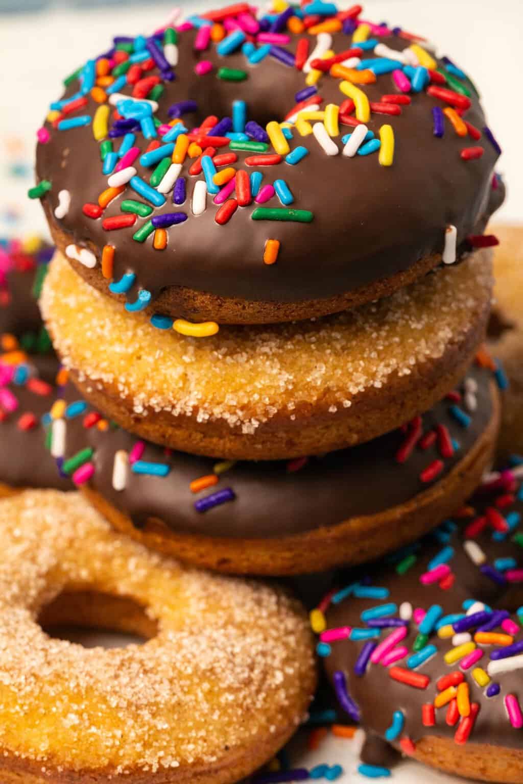 Beignets végétaliens dans une pile.