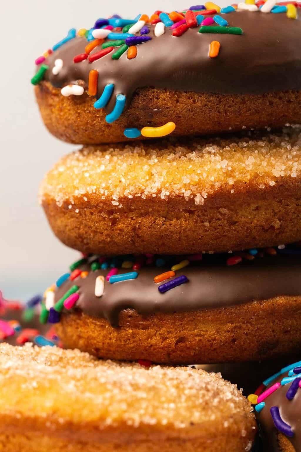 Beignets végétaliens avec garniture au chocolat ou sucre à la cannelle en pile.