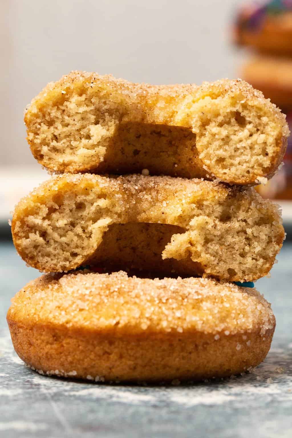 Beignets végétaliens cassés en deux pour montrer les centres.