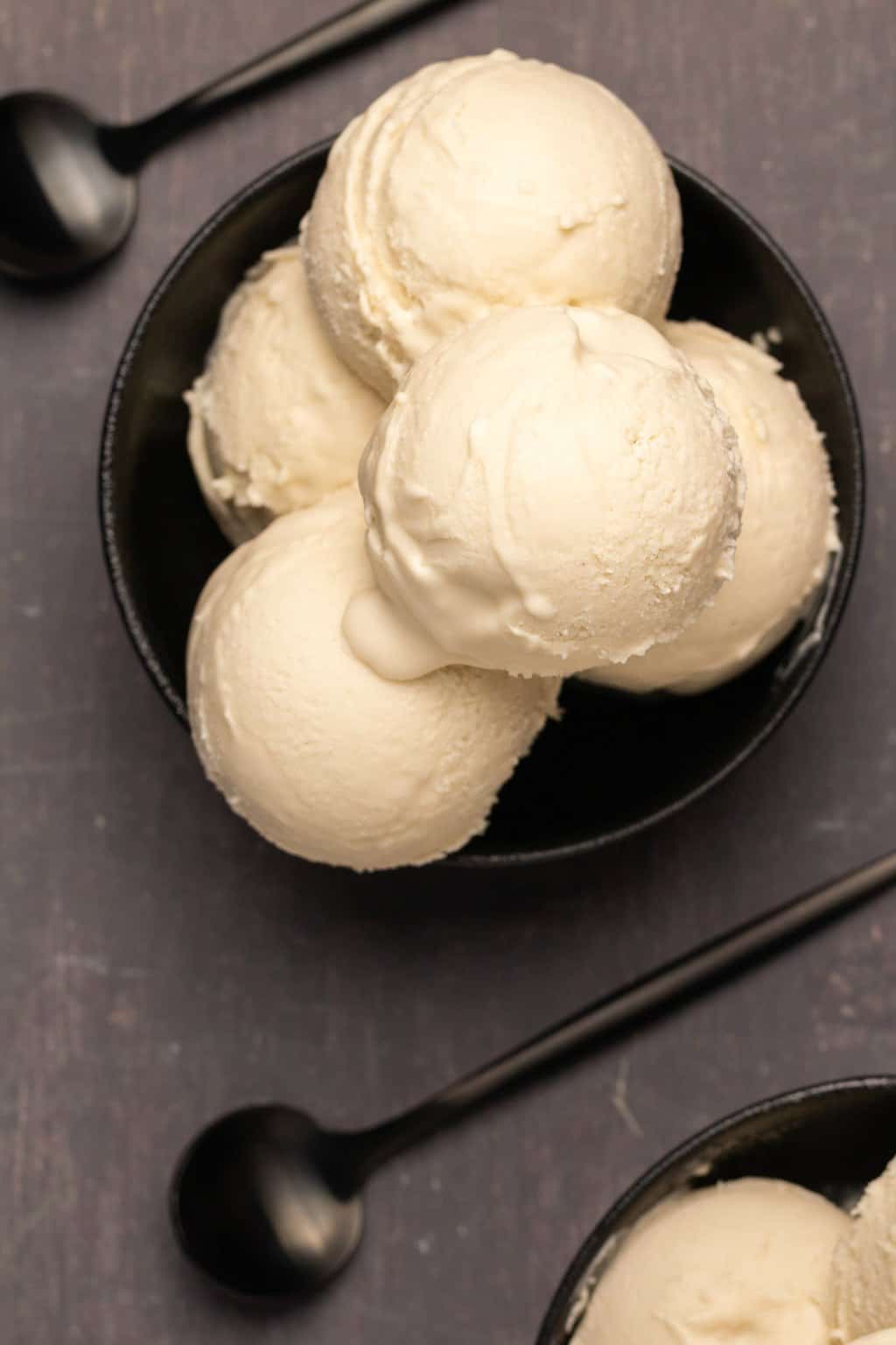 Boules de crème glacée végétalienne dans un bol noir. 