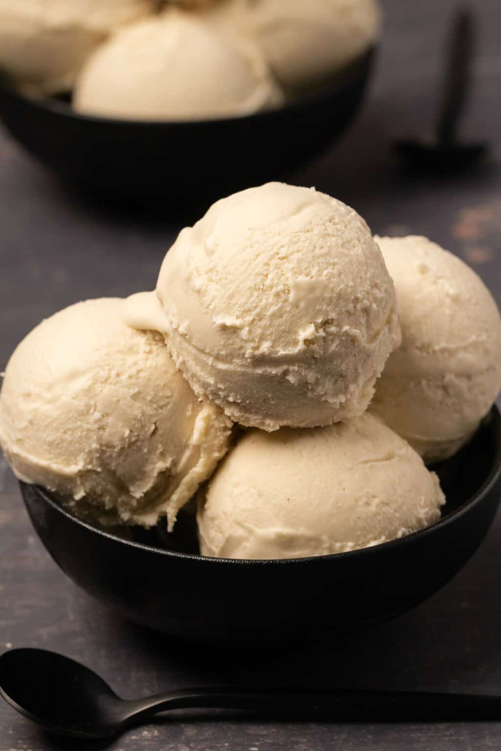 Boules de crème glacée végétalienne dans un bol noir. 