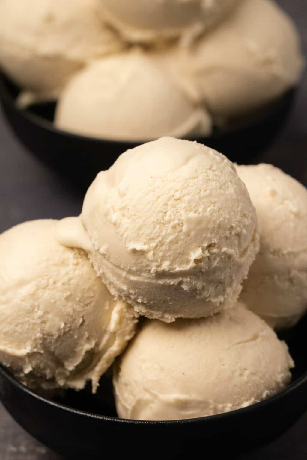 Boules de crème glacée végétalienne dans un bol noir. 